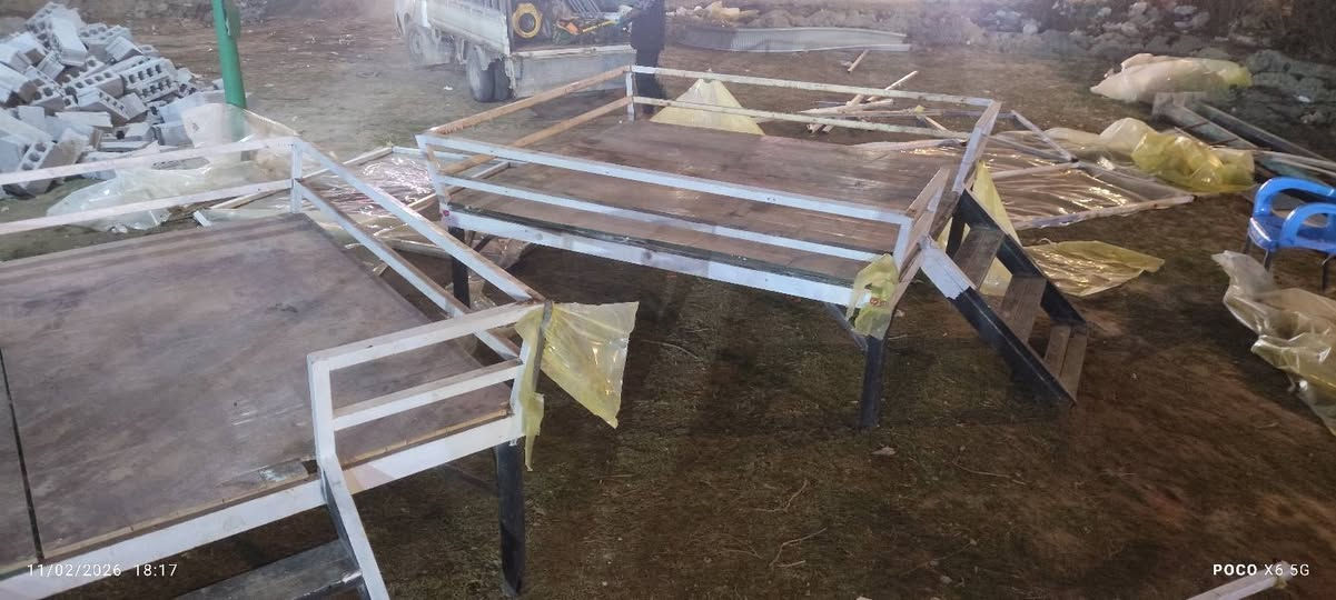 جلسات للبيع حديد ثقيل و ارضيه خشب بلاويد بالگوه تنشال من قوتها قياسها 2*2متر ارتفاع الارجل 70سم السعر 250الوحده عددهن 5قطع مكانهم عباسيه *********** النجف, العراق
