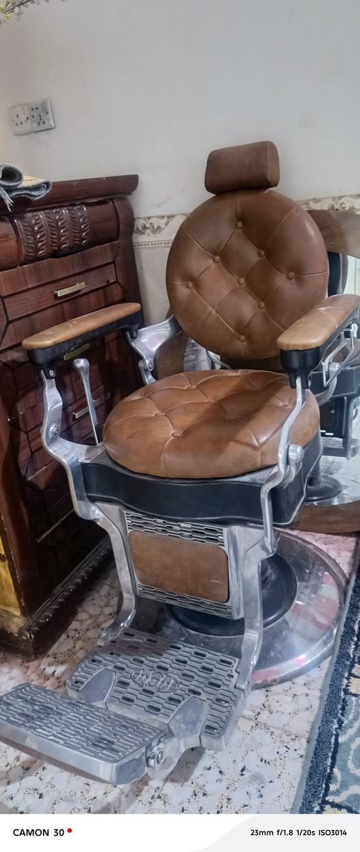 متوفر 
منضفات على 4 الالاف 
مثبتات واكس منوع على 4
مكينة دنغلنغ عدد ثنين 
فاترينة 75 وميز لد 130
مكاين صفر القطعة 15
عدة مكاصة و شفرات كاملة 45
كرسي ملكي 650 

مكاني كربلاء طويريج الدسمية 

***********
