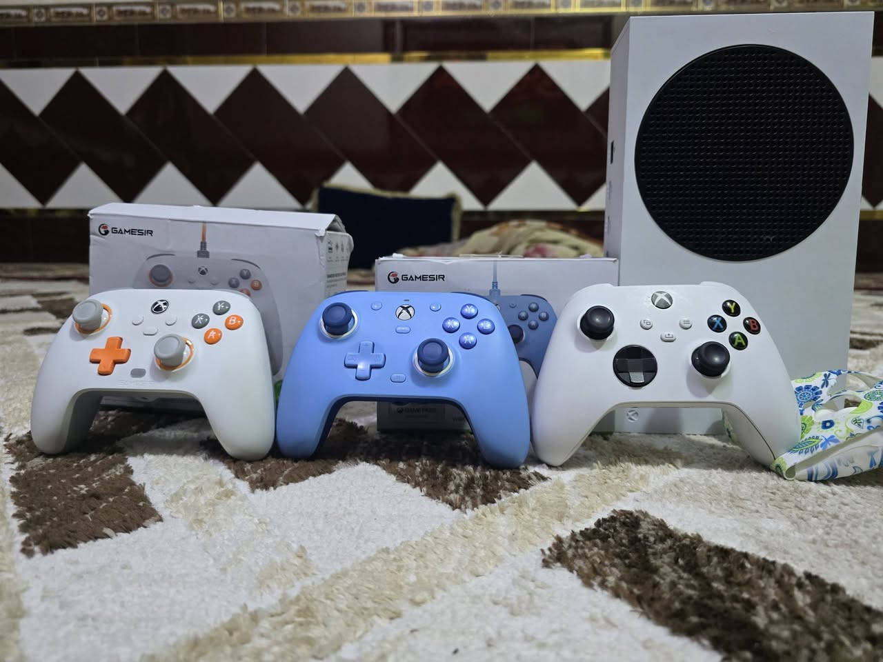 اكس بوكس سيريس S للبيع
🔴 الجهاز ما مفتوح ولا مصلح .
🔴 يجي وياه جوستك مالته الاصليه هم لا مفتوحه ولا مصلحه .
🔴 مع جوستكات الكيم سير الاحترافيات ال G7SE و T7 
🔴 يجي كامل ملحقاته الاصليه .
🔴 نضافه الجهاز 99%
🔴 مع ستاند ارجيبي للجهاز وبي مراوح يحمي الجهاز من الحراره و تشحن الجوستكات عن طريق الستاند + بطاريات للجوستكات .
🔴 مع كيبورد ميكانيكي بلو سويج الاصلي عربي +انكليزي 
 (ارجيبي) من شركه ريد دراكون .
🔴 للعلم الجوستكات والستاند والكيبورد ستخدام اسبوعين فقط .
🔴 مع كارتونه الجهاز .
🔴 وكل هاذه ب سعر  510,000 قفل قفل واذا مو شراي لاتدوخني وتصير براسي ابو العريف .

للاستفسار /  ***********
