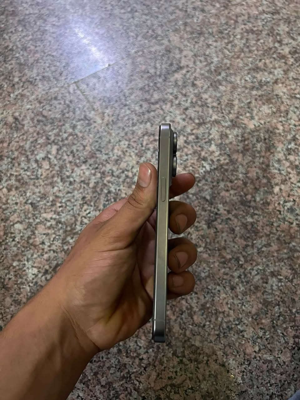 سلامه. عليكم آيفون ١٥برو ماكس نضيف  شخط مبي بطاريه. ٨٥كل ملحقاته كامله. مكاني بغداد لعبيدي سعرمليون ٥٠رقمي ***********

