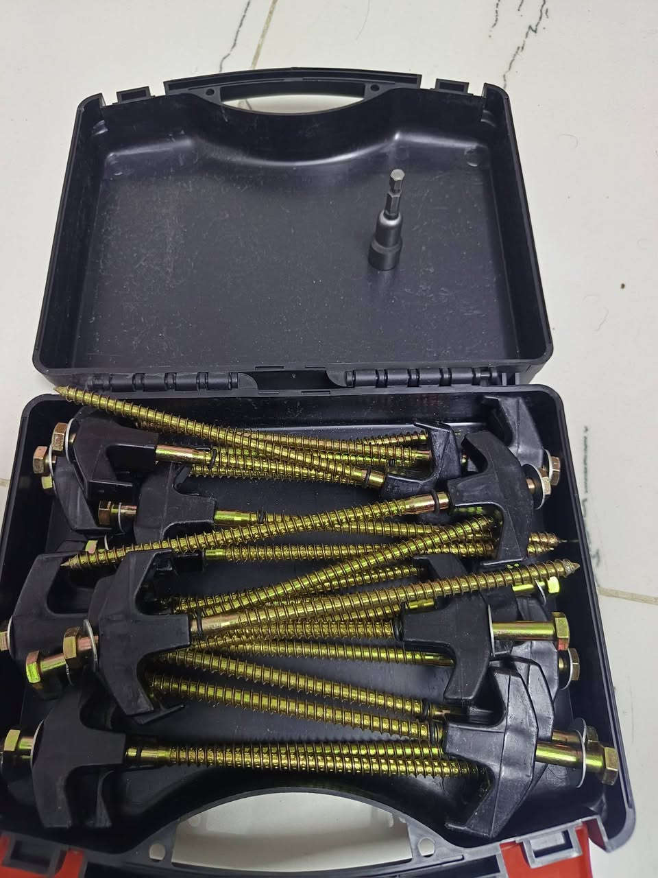 السلام عليكم حقيبه اوتاد خيمه عدد 20 معدنية ملولبة (براغي) مخصصة للتخييم والأنشطة الخارجية. 
تتميز هذه الأوتاد بما يلي:
تصميم عملي: تأتي برؤوس بلاستيكية قوية لتسهيل تثبيت الحبال.
سهولة الاستخدام: صُممت ليتم "ربطها" في الأرض باستخدام مفك براغي أو مثقاب كهربائي، مما يجعلها مثالية للأرضيات الصلبة أو الصخرية التي يصعب استخدام الأوتاد التقليدية فيها.
طقم متكامل: تشتمل المجموعة عادةً على أداة (لقمة سداسية) لربط البراغي باستخدام المثقاب، وتأتي محفوظة في حقيبة بلاستيكية لسهولة التنقل والتنظيم.
المتانة: مصنوعة من الفولاذ القوي لضمان ثبات عالي للخيمة أو المظلة في مختلف الظروف الجوية.
السعر 25الف متوفر توصيل.


**إذا كنت صاحب هذا الإعلان وتريد حذفه لأي سبب، رجاءا أرسل رسالة إلى الدعم الفني**