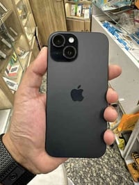 أيفون 15 عادي ذاكرة ١٢٨ بطارية ١٠٠ استخدام قليل كلش بعده بداخل الضمان ...