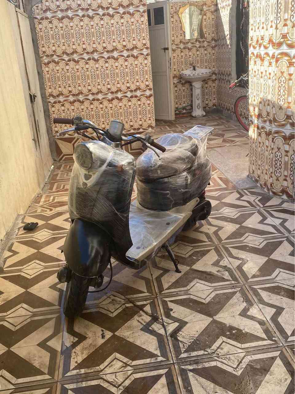 دراجة عبد الحليم حلوة مشيها حلو وشلعتها زينه مكينه مامجفتها وتجي وتفحص صوتها ناعم   لايت وشاير امامي شغالات قفال ستيرن وقفال سرج نضافة شوفت عينكم نقصها فقط باتري وتريشة اليمنة سعر290  بصره قبله رقمي *********** البصرة, العراق
