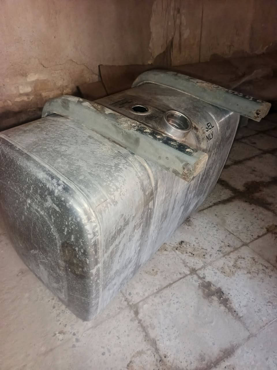 تانكي للبيع مكفول من للحيم سعه 240 فافون اهوه وقواعده سعر200$ موجود بصره دير رقم هاتف ***********
