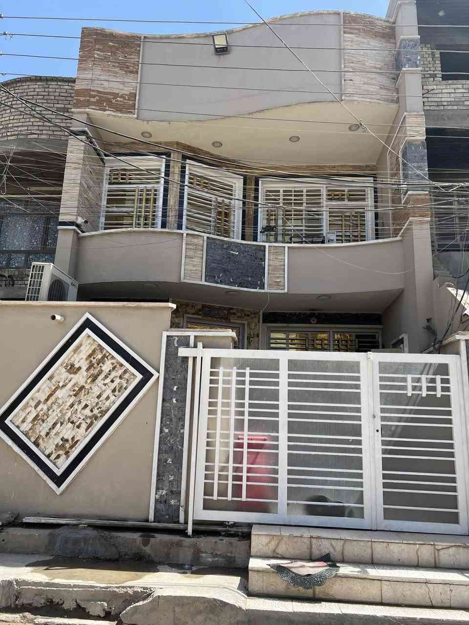 بيت مساحة ١٢٥ طابو ملك صرف مساحة ١٢٥ واجهة ٦ وربع نزال ٢٠ طابقين وبيتونة مع تشجير ١٠٠ متر 
يحتوي على استقبال ومطبخ وثلاثة مجاميع صحية 
ومساحة درج مع غرفة نوم في الطابق الأول وثنان غرف في الطابق الثاني 
البيت كامل بناء حديث 
العبيدي حي الرئاسة شارع ٢٠ قرب أفران الزيتون 
***********

