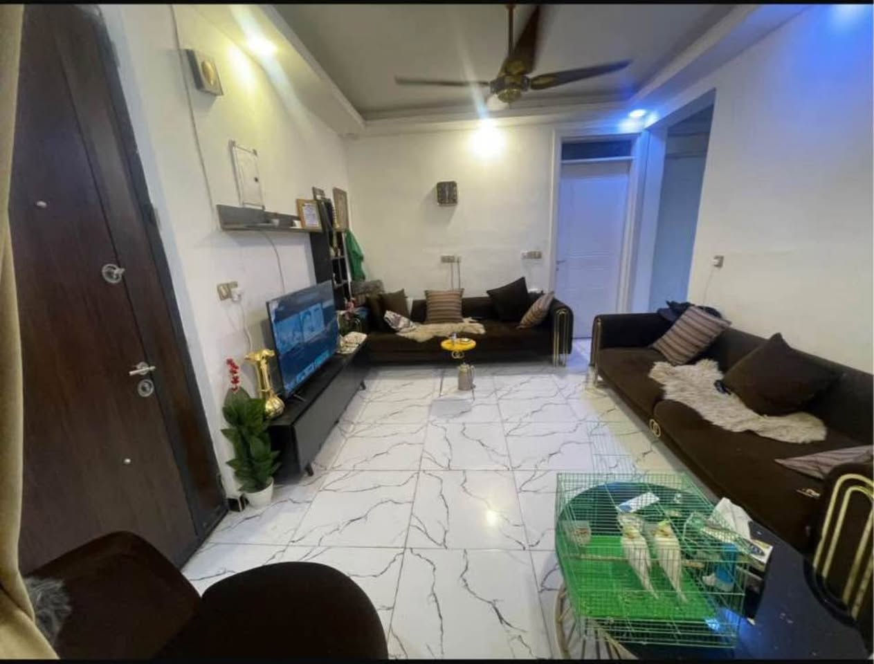 شقة مميزه للبيع المساحة 100م  غرف نوم عدد 2 الطابق الرابع البناية بناء جديد وموقع الشقه امامي مع بالكون على الشارع مع كافة الخدمات من مصاعد وحراسة العمارة تحتوي على مخرجين الرئيسي على فرع مثلجات افراح الاعظمية والثاني فرع الكوخ للاستفسار *********** وتساب بغداد, العراق
