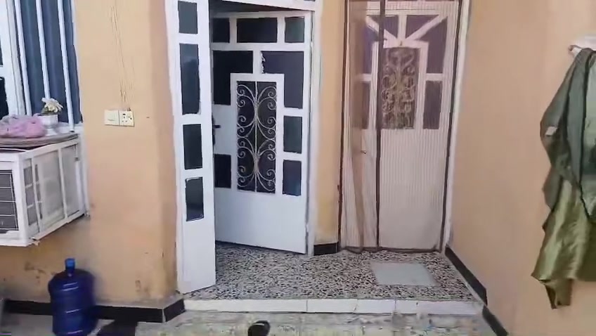 السلام عليكم بيت 100 متر البيع طابق ونص بيت على ساحه بل الربع تلاف قرب سوق والمدارس موقع كلش حلو بيت كلش نضيف تصال واتساب *********** تصل ودالال

