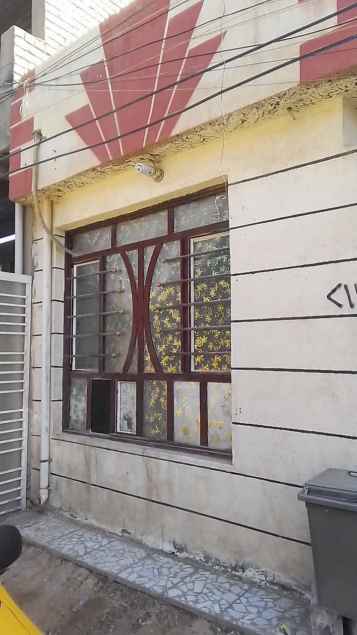 السلام عليكم ... يارزاق بيت مشتمل للبيع مساحة 50م متر واجه 5م او الباقي نزال يحتوي على استقبال + مطبخ + غرفة نوم + حمامات + منور البيت سيراميكه فول للسقف عقد زراعي مشمول بالفرز المنطقة تبليط مجاري ماء كهرباء فول السعر 75 مليون مع الاثاث سبلت طن او نص مبردة بنكات سقفية عدد 3 ثلاجة 12 قدم مجمدة 6 قدم كاونتر ثلاث قطع بلازمة مع ستلايت ميز طعام مع ثلاث كراسي جرباية كنتور بردات سلايت عدد 2 فراشات ارضية صيفي + شتوي درج سبعة باية جديد اوبيه مجال للطيبين العنوان بغداد الزعفرانية نهاية اربع شوارع تدخل على شارع مخبز المجتبى خامس فرع  على ايدك اليسار ثاني باب على اليسار بصف الركن بالاتصال واتساب هاتف *********** 🌹🌹🌹
