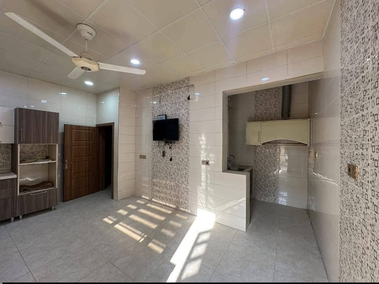 #دار للبيع ( طابو  )   #طابقين جديد #فارغ تسليم مباشر . 

#المساحة : 200 متر  و الواجهه 10  

#الموقع : حي الواسطي _خلف مول حجي زياد مباشرةً

 #الطابق الاول يحتوي على غرفتين نوم عدد(2) وهول كبير ومطبخ حار وبارد واستقبال وكراج وحديقة 

#الطابق الثاني يحتوي على ثلاثة غرف نوم عدد (3) وصحيات الدار جديد وكامل اي نقص مابي 

💵💵#السعر 295 وقابل للمعاملة 💵💵

🔴 1- التعامل يكون مع صاحب العقار الشرعي حصراً
2- المكتب  وسيط بين الطرفين ولحفظ الأجرأات القانونية والتأكد من صحة العقار قبل تسليم اي مبلغ بأشراف قانوني

للأستفسار ✅مراجعة مكتب القصر الذهبي  🔔

📍عنوان المكتب كركوك واحد حزيران قرب تقاطع الحصو ورمل 
         

                          
***********
***********📱

✅نستقبل جميع عروضاتكم السكنيه والتجاريه في كركوك 💯والترويج لها عبر الصفحه الخاصة بل مكتب
                  #مكتب  القصر الذهبي  للعقارات 
للأستثمار والتطوير العقاري 💯 معنا نحو الأفضل
