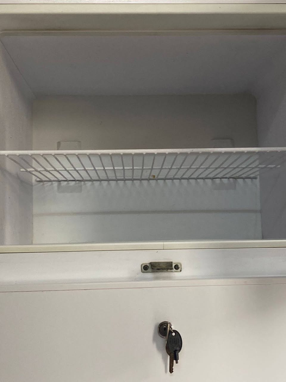 السلام عليكم ثلاجة للبيع ماطور شرط ما مبدل ولا بيها اخياس  السعر 200.  ***********
