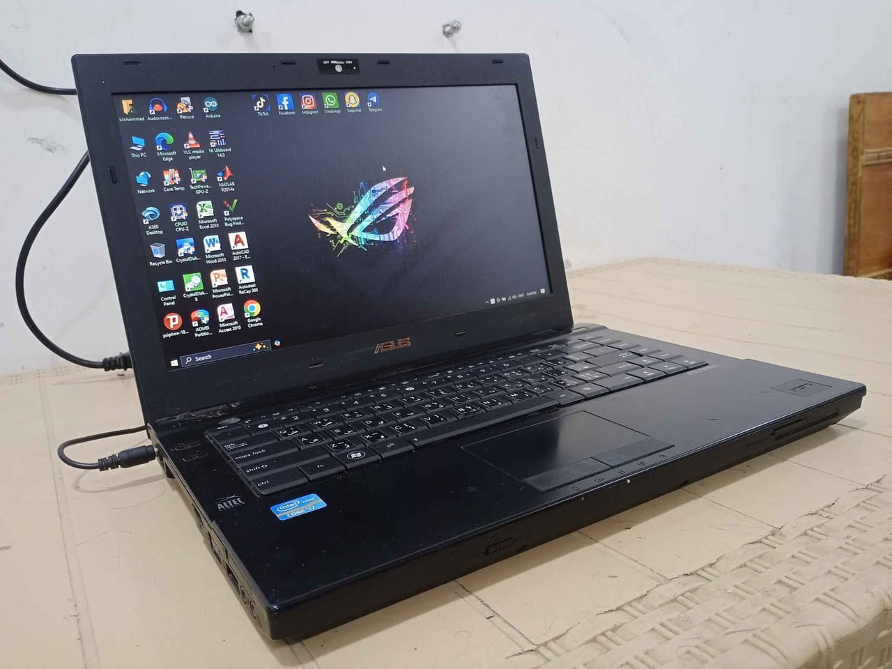 السلام عليكم....
 
للبيع – لابتوب  ASUS بمواصفات جيدة  جدا
      نظافة 95 % 
      (( السعر 85 الف و بي مجال للشراي ))

                 ((((ما عندي توصيل ))))

                    ((متواجد بكل وقت))
 
الموصفات /  الابتوب من الجيل الثاني 

المديل : ASUS B43E
 الحجم : 14.7

 المعالج: Intel Core i7 2520M
بسرعة تصل إلى 3.70GHZ

الذاكرة التخزينية : 500GB HDD 

 الذاكرة العشوائية (RAM): 8GB 

يحتوي على wi fi 2.4G /5G
يحتوي على Bluetooth
يحتوي على كيبورد لوحي عربي / انكليزي 

 نظام التشغيل: Windows 10 Pro – إصدار 25H2
 نوع النظام: 64-بت، مع معالج x64    
  
 كرت الشاشة:Intel HD Graphics 5000 4GB

 عدد الأنوية: 4 نواة فعلية / 8 مسارات – مع دعم كامل للـ Virtualization 

            (يحتوي على بطارية تعمل ساعة ) 

 جاهز للاستخدام، مناسب للدراسة، و التصفح 
و العمل المكتبي و الهندسي و المونتاج و البثوث
بالاضافة الى تشغيل جميع انواع الالعاب 

ملحقات الابتوب /
الشاحن 
الموس سلكي

 مكاني محافظة البصرة  منطقة الحيانية 
للتواصل والاستفسار اتصل على ***********

 (( السعر: 85 الف وبي مجال قليل للشراي )) البصرة, العراق
