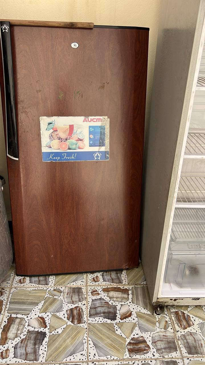 ثلاجه حجم جبير بس الباب يكعد شغاله ب١٠٠شارع فلسطين توصيل اكو ***********

