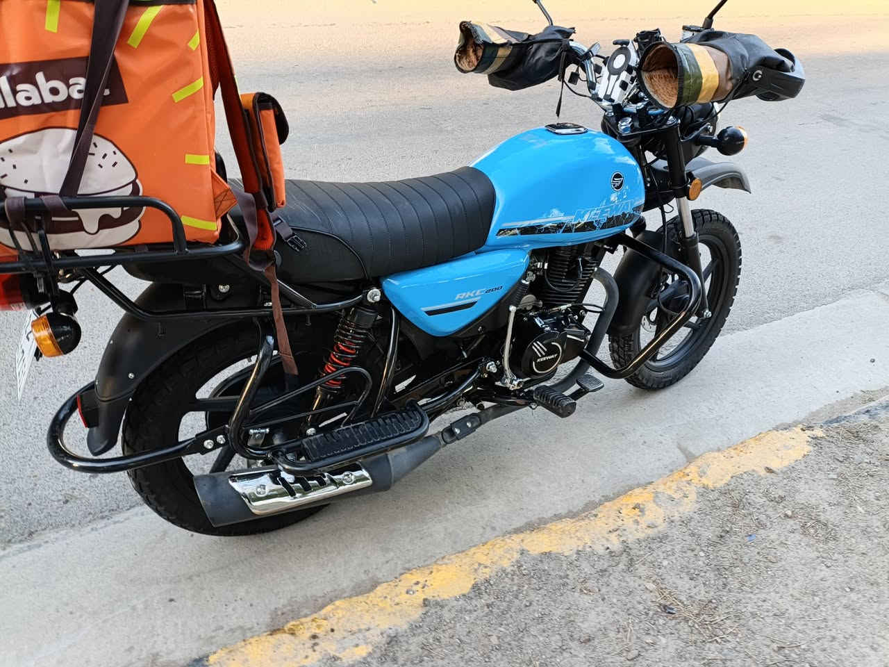 ار كي سي للبيع دراجة جديدة مكلعها زيرو ماشية 7 الاف ومكفولة مابيها كل نقص لا كلبة ولا وكعه ولا شخط ب اسمي مو ب اسم الشركة 
ب2600 وبيها مجال 
***********
