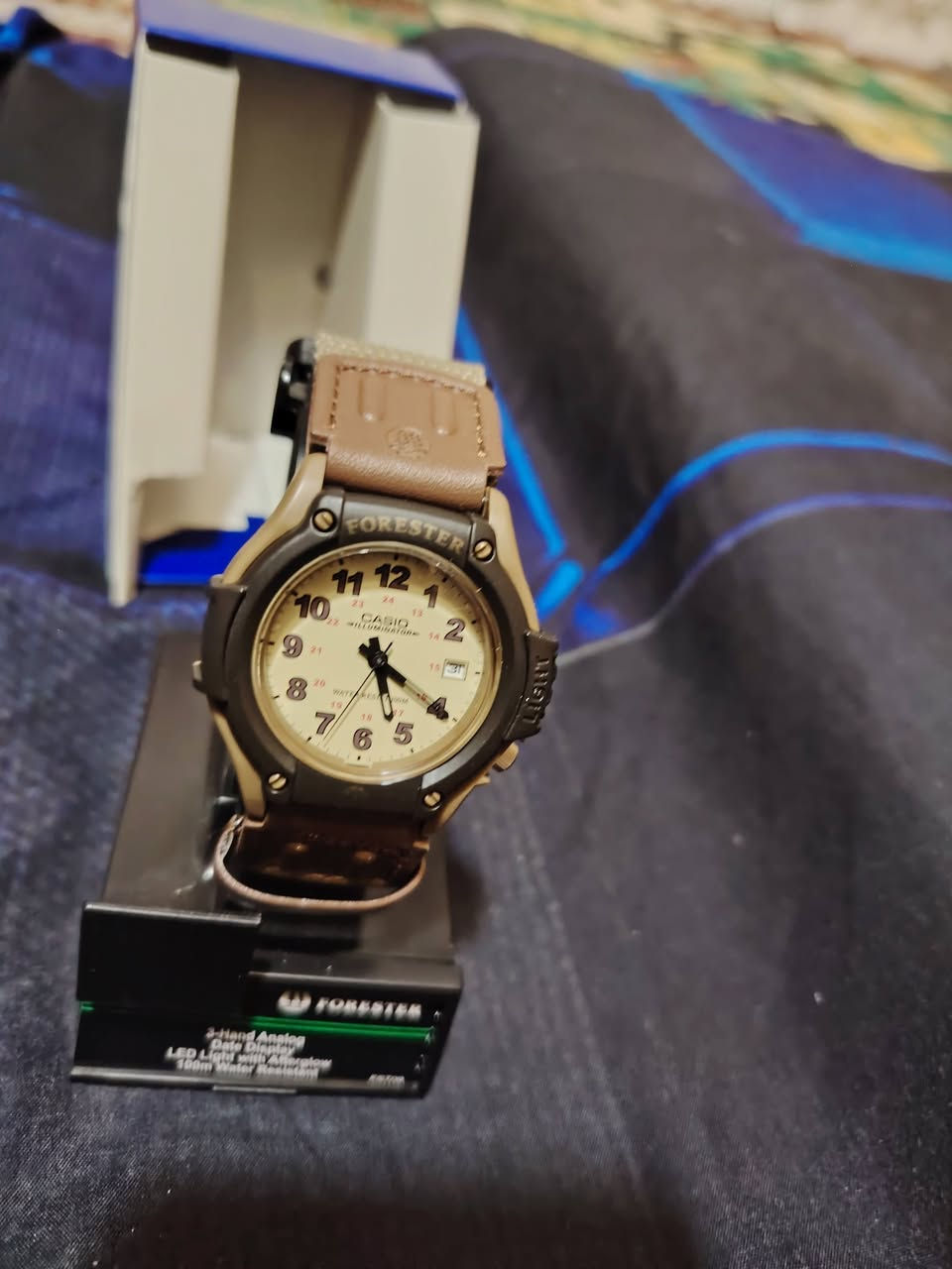 هذه الساعة هي ساعة كاسيو فورستر (Casio Forester) وتتميز بحزامها البني المتين. [1, 2]
المميزات الرئيسية: مقاومة للماء حتى عمق 100 متر، وضوء LED، وعرض التاريخ.

المادة: هيكل من الراتنج مع حزام من الجلد والقماش.

الطراز: طراز رقم FT-500WC-5BVCF. [1, 2]
*********** متواجد خاص واتساب مازنجر
