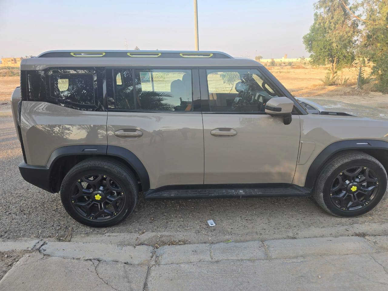 السلام عليكم 
جيتور T2 فئة لكجري 2025 اللون صحراوي داخل زيتوني رقم بغداد بأسمي بيه كم رصعة ممبينات بالبنيد والقمارة السعر 23700 وبيها مجال ماشية السيارة 16 الف مكاني الرمادي 
للأستفسار ***********
