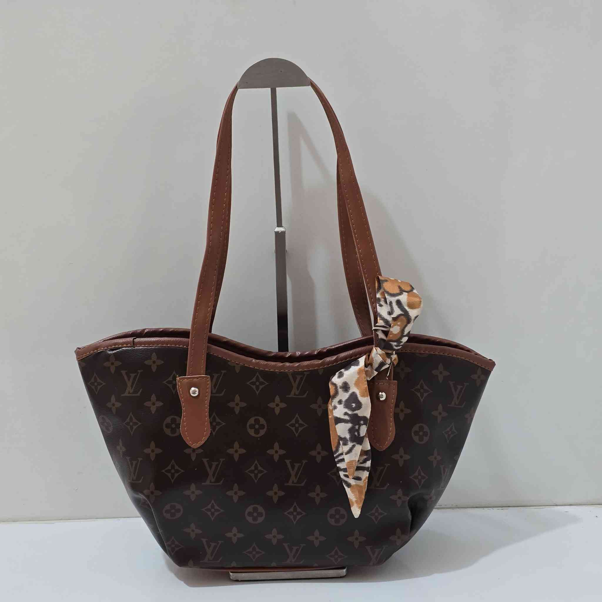 #جديد_الورود_للحقائب 
جمالها ونزاكتها 
السعر #ب٨ الف فقط 

متوفره حسب الالوان المرفقه في الصور ❤❤❤

#اذا_حبيتي_تكون_اطلالتج_مميزه راسلينا ع البيج 
او الاتصال ع الرقم ✅️***********✅️

  #التوصيل لكل محافظات العراق(٥) الف فقط 
  #التوصيل لمحافظة بابل (٣) الف فقط

#توجد_خدمة_توصيل_المسيب_وكافة_محافظات_العراق

#ملاحظه المحل حقائب نسائيه وملابس أطفال واكسسوارات داخل المحل 🔥 يارزاق 

العنوان ازياء الورود بابل_مسيب_شارع المستشفى مجمع مضر النجار
 #مقابل مجمع ريحانه للأقمشة 
#مجاور دكتوره علياء النسائيه 
#مجاور احمد للموبايل 
رابط قناتنا ع التليكرام  https://t.me/alwrood996

رابط صفحتنا ع الانستغرام https://instagram.com/alwr.ood9?igshid=ZGUzMzM3NWJiOQ==    تشرفونا وتنورونا
