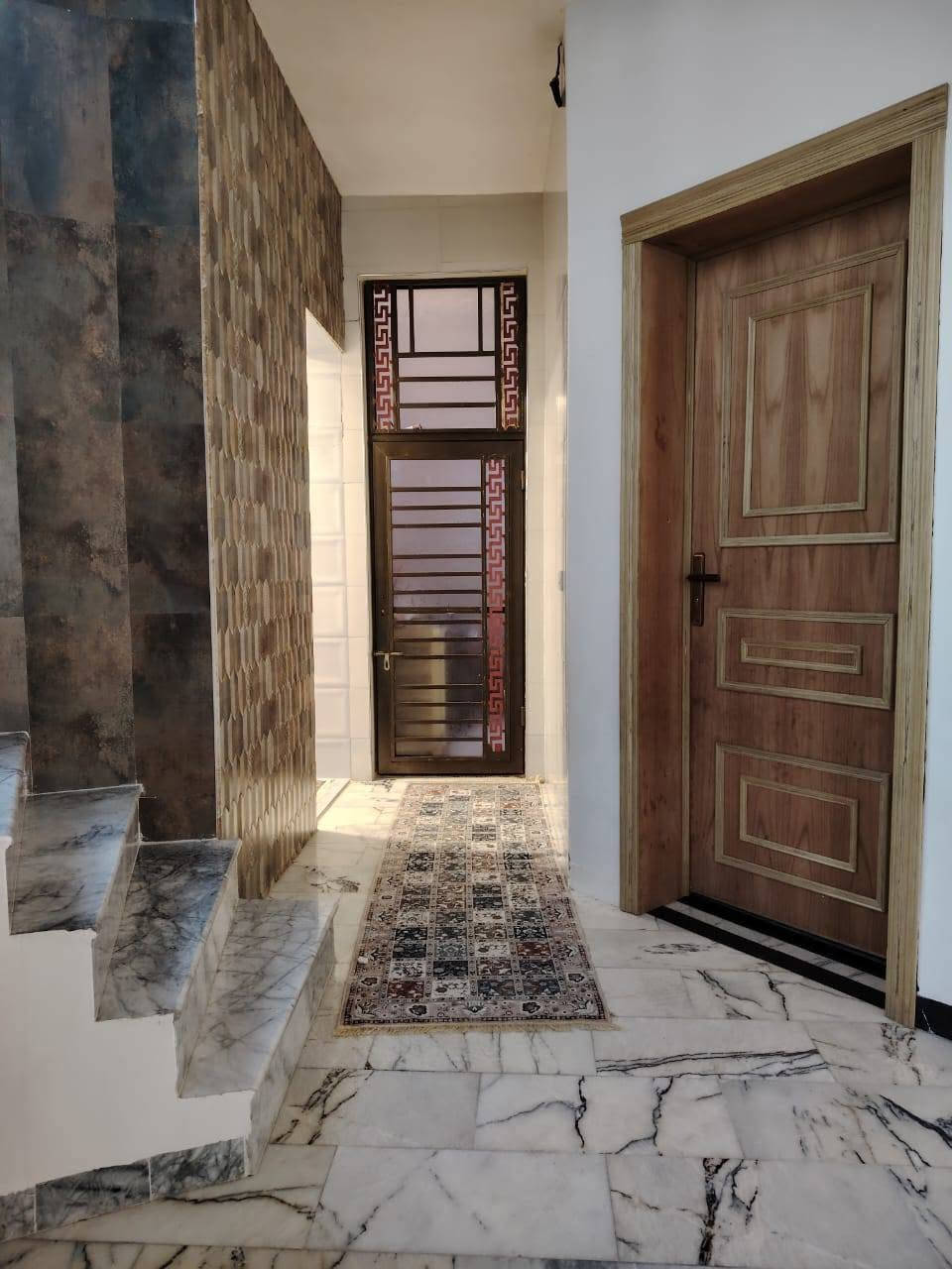 دار للبيع بلبوبيات مجمع ال ثابت السكني مساحته ١٢٨ متر يحتوي على غرفه كبيره واستقبال وصاله ومطبخ حار وبارد وصحيات ومنور الطابق الثاني صاله عله عرض البيت وحمام عامود ٤٦ المجمع خدمات كامله مي مجاري كهرباء تبليط ٣دقايق بسياره عن الامام السعر ب١٩٥ وبي مجال للشراي رقم صاحب الدار ***********
