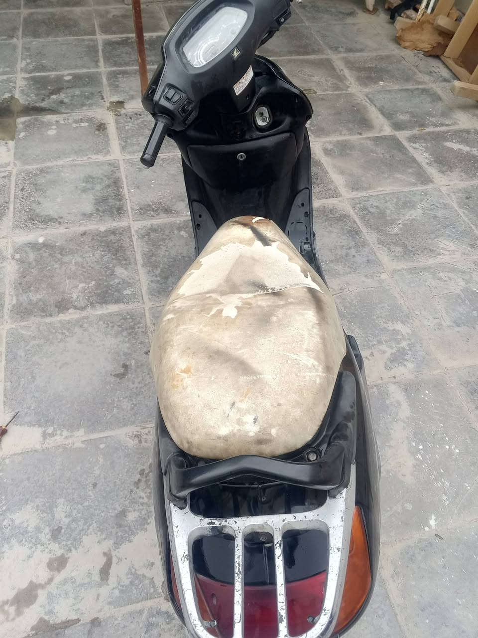 السلام عليكم اخون دراجه للبيع سبيسي دراجه كلها بلاديه مانقصه شي بس عوزها تجفيت دراجه حلوه ورزنه رايدها ب 200 وبيها مجال. تايرات جدد تجي تشوفها بعينك


**إذا كنت صاحب هذا الإعلان وتريد حذفه لأي سبب، رجاءا أرسل رسالة إلى الدعم الفني**