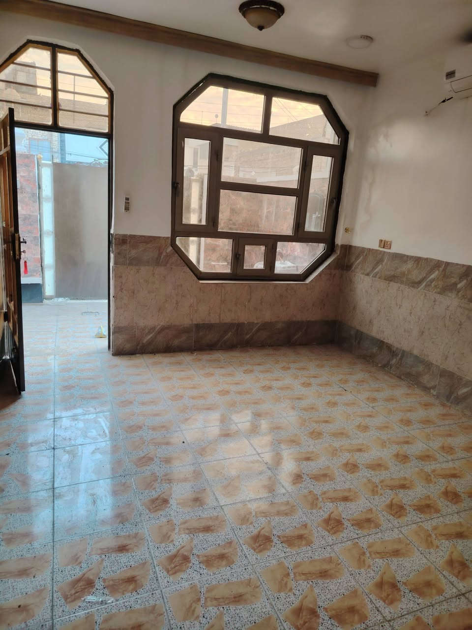 مشتمل للبيع المساحه 75 متر جاهز للسكن مابي اي نقص الصمود شارع 15 السعر 80 الاستفسار أكثر
***********
