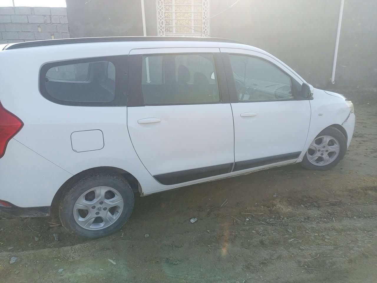 سياره للبيع السعر70 وبيه مجال المكان السماوه الجريوعيه2 متكفل بنشر سياره مكفوله***********
