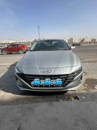 عندي النترا 2021 لون رصاصي ماشية 53 قطعتين صبغ  اريد مراوس بتسلا 07732...