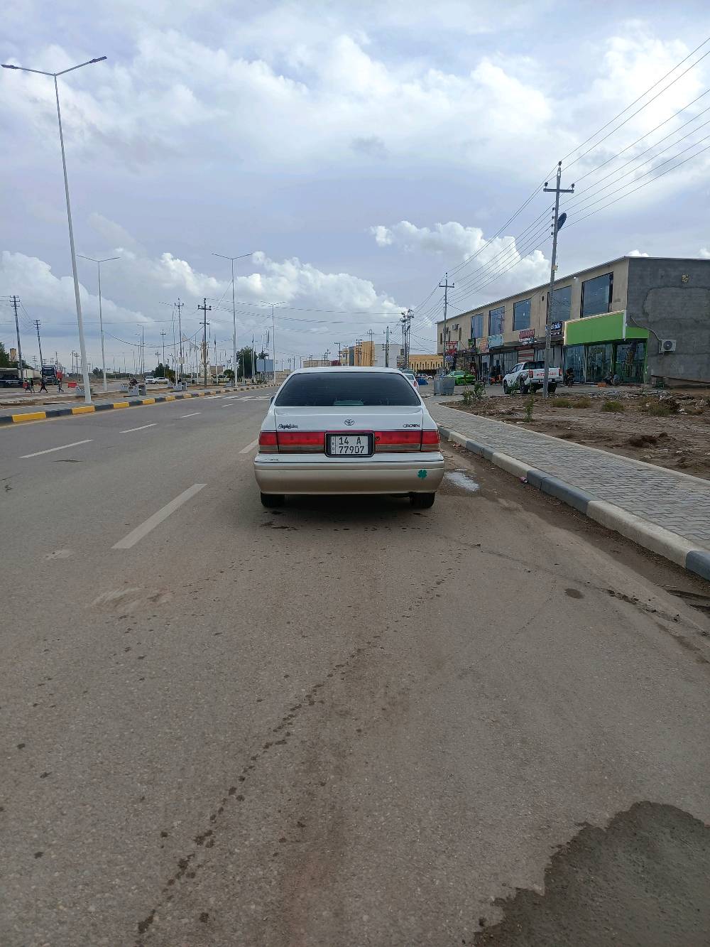 راس الثور فلات موديل 96 رقم بصره دولي باسمي شرط التحويل مكفوله من الكص والنقل والوصوليات كرستال اصل الايت ابو عيون مشط جديد كاردن جديد محرك في في تي 2500 بيها معجون بالباب خلف السائق الإطار مالته البدي 
البصرة قضاء الدير 
90 وبيها مجال