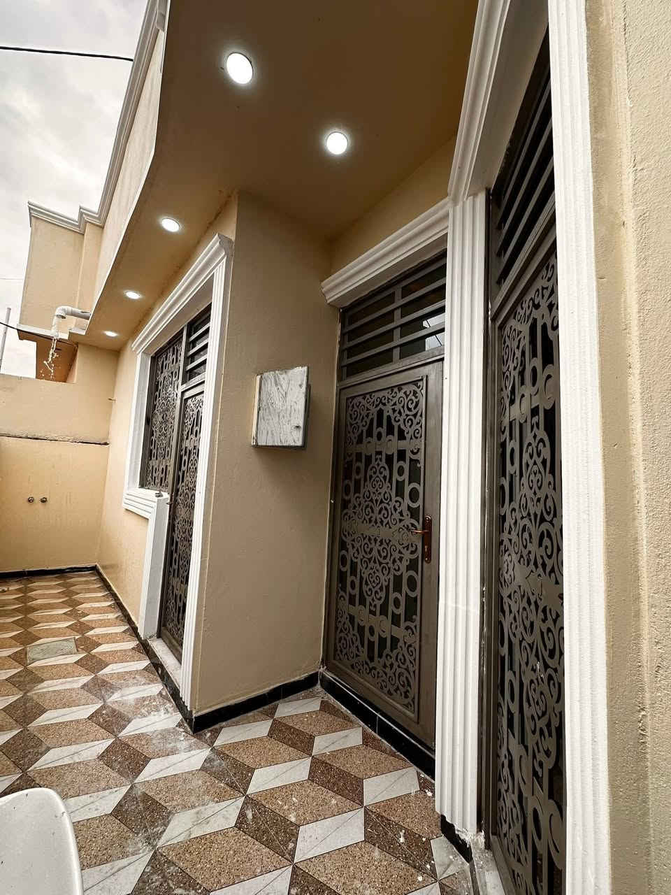 السلام عليكم يتوفر🏠 بيت طابو زراعي عراقي اصولي 
المساحه 130متر 
العنوان طريق العوجه بدايه شارع المقيمين يبعد مسافه 300متر عن طريق العوجه .
بناء حديث البيت فارغ ☆
تتكاتب وتسكن بيه.....
البيت يحتوي على غرفه عدد 2 ومطبخ وصاله ودوانيه وصحيات داخليه وخارجيه 
شغل درجه اولى ..
السعر 68 وبيه مجال قليل 
التواصل ***********
