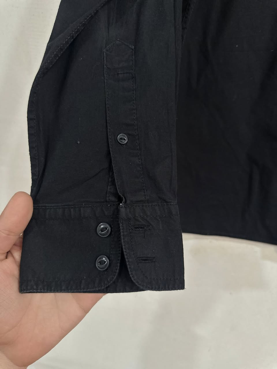 � قميص أوروبي مميز 🔹
قميص أنيق بجودة عالية، مناسب للّبس اليومي والمناسبات الخفيفة.
يتميّز بلونه السمائي الهادئ الذي يعطي إطلالة راقية وعصرية.

📌 المواصفات:
• القياس: L
• اللون: اسود
• الخامة: بهاري ناعمة ومريحة
• النظافة: 100% (بحالة ممتازة)

💰 السعر: 10 فقط

خيار ممتاز لمن يبحث عن الأناقة بسعر مناسب 🌟


**إذا كنت صاحب هذا الإعلان وتريد حذفه لأي سبب، رجاءا أرسل رسالة إلى الدعم الفني**