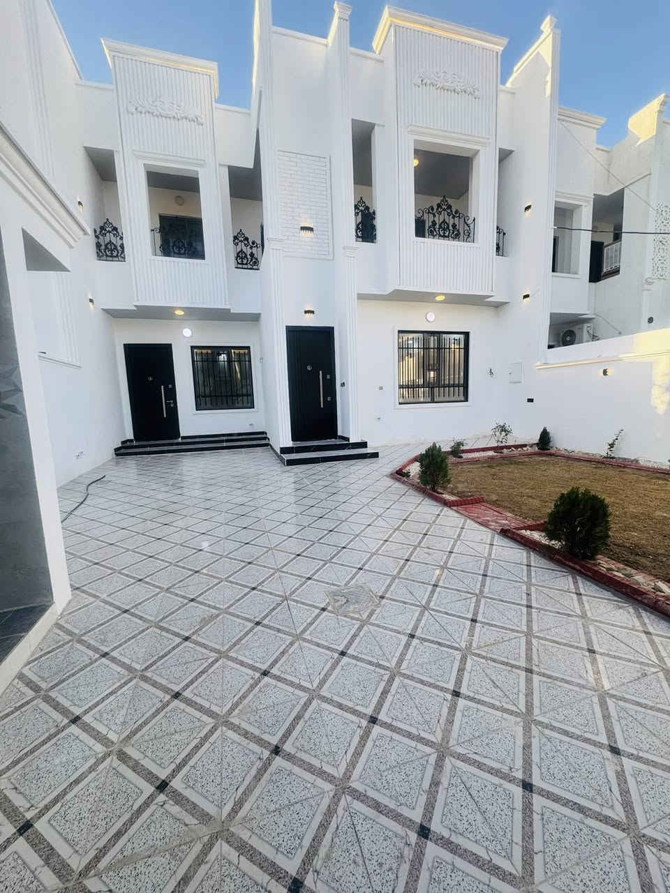 السلام عليكم 
دار للبيع مساحة 300 م 
شارع 15 م 
الموقع / القادسية/ حي الضباط / شارع جليل القصاب 
الدار زيرو غير مسكون 
يحتوي على 5 نوم 
للاستفسار/***********
