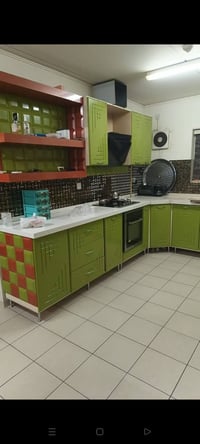 شقه للبيع المساحه 100 موثثه A2 07710981756 السعر 116 طابق 5