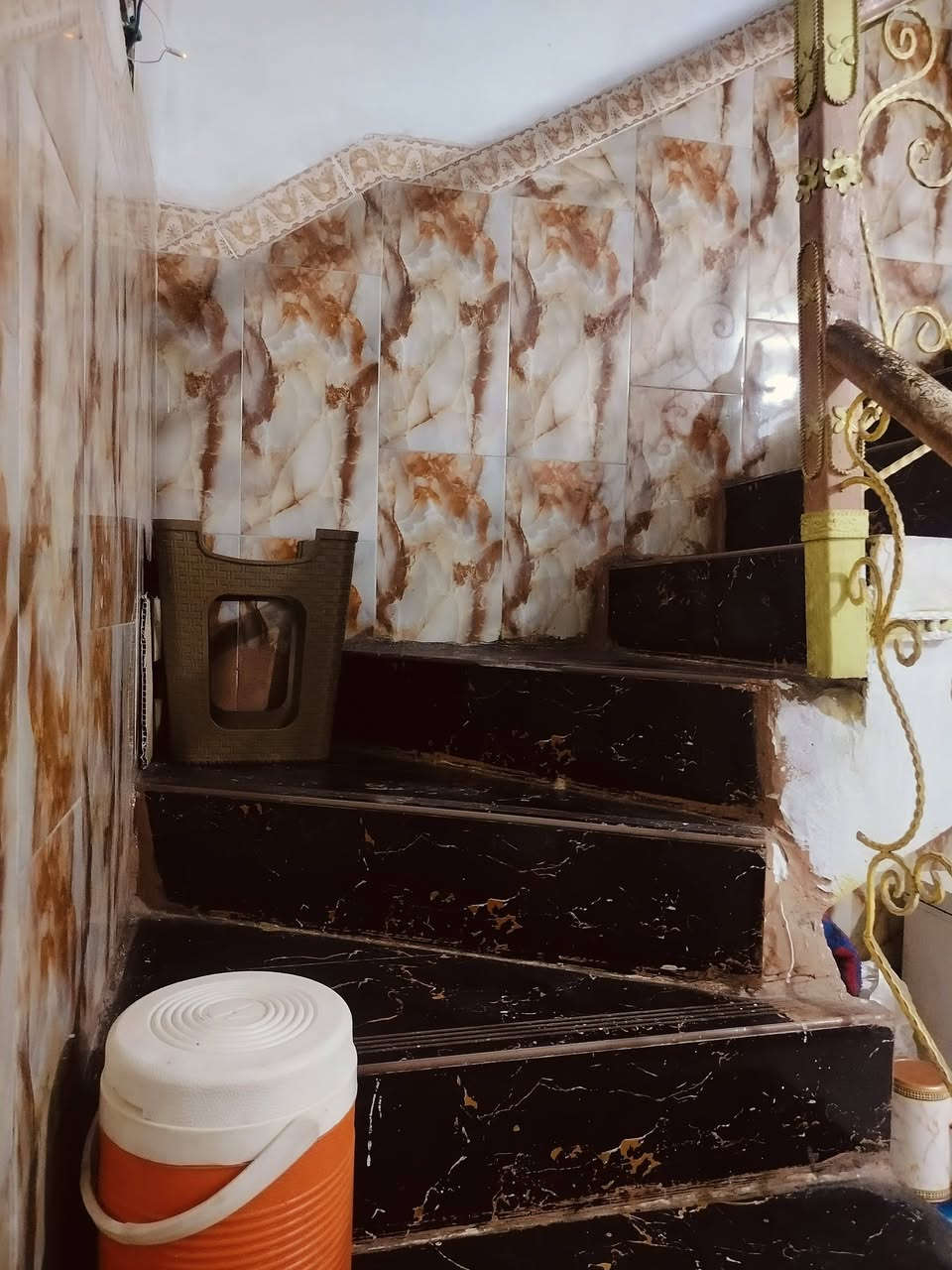 سلام عليكم بيت ١٠٠ طابق ونص زراعي شهداء يم اسوق ابو عمار بشارع فران صمون رقم ***********
