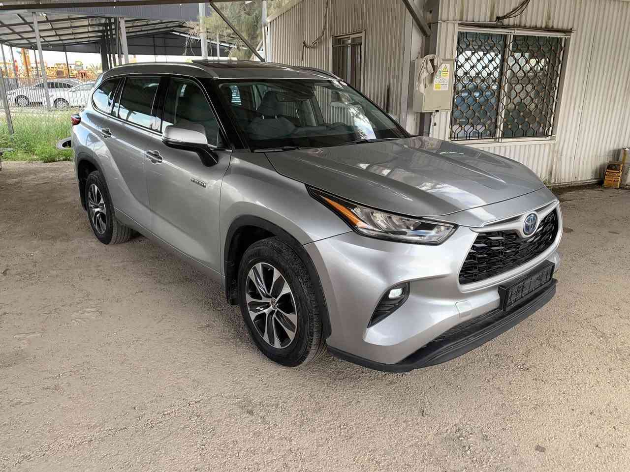 تويوتا هايلاندر 2022 صنف GLE
للاستفسار 0799506431

موديل 2022

لون سلفر 

عداد 58 الف كيلو متر 

GLE HEV 4x4

المزايا التقنية

المحرك: 2.5 لتر هايبرد، 4-اسطوانات
القوة القصوى: 240 حصان (مجمع)
ناقل حركة تتابعي متغير الكتروني (ECVT)
دفع كلي للعجلات (AWD E-Four) مع وضع الطرق الغير ممهدة
سعة خزان الوقود: 65 لتر
كفاءة استهلاك الوقود: 20.1 كم/لتر
الأبعاد طول - عرض - ارتفاع (مم): 4950 - 1930 - 1730
7 ركاب (شاملة السائق)

المزايا الخارجية

جنوط ألمنيوم مقاس 18 بوصة - بتصميم خاص للفئة GLE
مقاس الإطارات: 235/65R18
انوار أمامية (LED)
انوار خلفية (LED)
إضاءة نهارية (LED)
كشافات ضباب أمامية (LED)
شبك أمامي أسود مع إطار فضي
نظام الدخول الذكي للسائق و الراكب الأمامي
مرايات جانبية كهربائية مع اشارات انعطاف
طي كهربائي اوتوماتيكي للمرايات الجانبية
نظام تسخين المرايات الجانبية
جناح خلفي
عوارض سقف
فتحة سقف

المزايا الداخلية

زر تشغيل المحرك
مقاعد قماش
تحكم كهربائي لمقعد السائق
مكيف أمامي و خلفي بتحكم اوتوماتيكي
مقود مكسو بالجلد
ازرار تحكم على المقود
عجلة قيادة تلسكوبية
شاشة معلومات متعددة 7 بوصة
تحكم أوتوماتيكي لجميع النوافذ
تحكم بالقفل المركزي من باب الراكب الأمامي 
أربعة منافذ USB-C للشحن (2 أمامية و 2 خلفية)
مرآة الرؤية الخلفية ذاتية التعتيم
تطعيمات خشبية 
ستائر لنوافذ الصف الثاني

النظام الصوتي والترفيهي

نظام صوتي بشاشة لمس 8 بوصة
نظام أبل كار بلاي لا سلكي
منفذ USB-A
6 سماعات

مزايا الأمان و الراحة

نظام تويوتا للأمان (TSS Ver. 2.5)
- نظام حماية ما قبل التصادم (PCS)
- مثبت السرعة راداري (DRCC)
- المساعدة في تتبع المسار (LTA)
- تنبيه مغادرة المسار (LDA)
- الضوء العالي التلقائي (AHB)
نظام التحكم في وضعيات القيادة (إقتصادي / عادي / رياضي)
كاميرا خلفية
حساسات أمامية وخلفية للمساعدة على الوقوف 
باب خلفي كهربائي
وسائد هوائية (للسائق والراكب الأمامي + للركبة + جانبية + ستائرية)
فرامل مانعه للإنغلاق (ABS)
نظام التحكم بالتوازن (VSC)
نظام مراقبة ضغط الاطارات (TPWS)
نظام منع تشغيل المحرك ضد السرقة مع إنذار
مكابح وقوف كهربائية (EPB)
نظام الوقوف المؤقت
فرشة لأرضية الشنطة 
فرشات أرضية 

للاستفسار 0799506431


**إذا كنت صاحب هذا الإعلان وتريد حذفه لأي سبب، رجاءا أرسل رسالة إلى الدعم الفني**