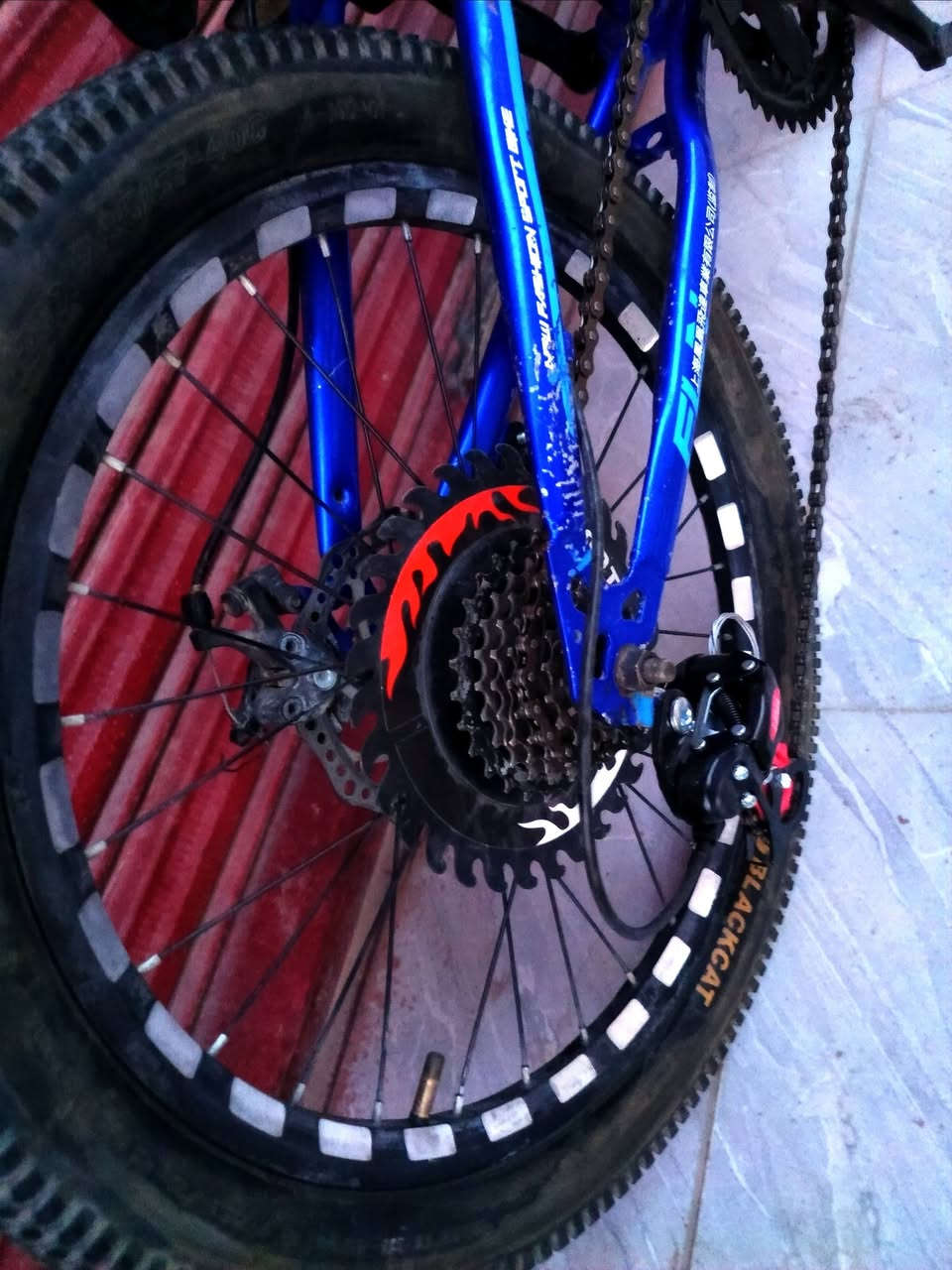 قياس٢٠ رياضي
الصناعة ياباني 
النضافة ٩٠٪
الأعمار المقدرة من ٨الى١٢سنة 
المواصفات 
دبل أمامي 
دسكات بريك أمامي وخلفي 
گير٧ سرعات سحب ودفع 
وياله ثقيلة امنقشة
لونين
واتساب ***********
