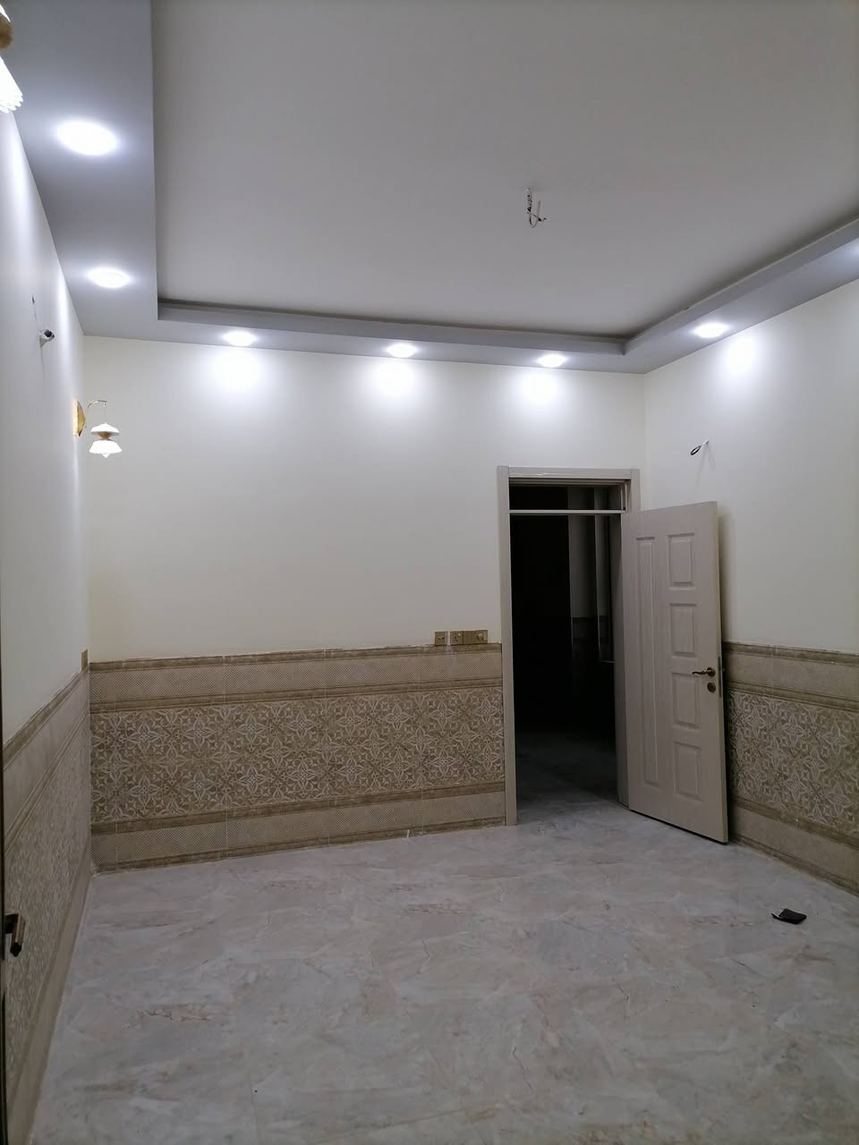 السلام عليكم شقه للايجار معمل الادويه مقابل مطعم زرزور طابق ٣ بنايه جديده غرفتين نوم وصاله واستقبال ومطبخ ومجموعة صحيات المطلوب عائله صغيره للاستفسار الاتصال على الرقم او واتس اب
***********
