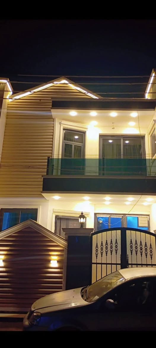 السلام عليكم 
بيت للبيع في البعيثه مجمع السلطان الثالث رابع فرع عن المثلث الذهبي … مساحة البيت 100 م
واجهة 6 وربع ونزال 16م 
 الطابق الارضي  غرفه نوم و مطبخ مفتوح عل صاله كبيره  و استقبال وصحيات ومنور حديقه داخليه 
والطابق الاول يحتوي ع غرفتين نوم وصاله و  صحيات  بدون بيتونه نظام حديث صطحين صغير وكبير عل طول  الابواب والشبابيك عازل لصوت و الحرارة 
تريده مؤثث أو بدون اثاث الاستفسار عن السعر ***********
