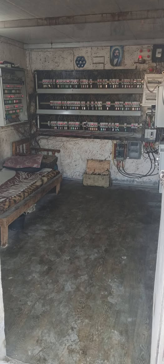 السلام عليكم  بيت معى المولد للبيع بغداد مدينة الصدر 
منطقة الدسيم شارع حسينية شيخ وهاب مولدة علي العتابي 
البيت ركن مال فرع البيت يحتوي ع غرفتين وصالة 
واستقبال ومطبخ البيت نضيف خير من الله كاشي سيراميك 
بياض ملاحظة البيت معى المولد للبيع للاستفسار ‏‪***********‬‏ //////*********** مساحة البيت 200متر واجها 10نزال 20
