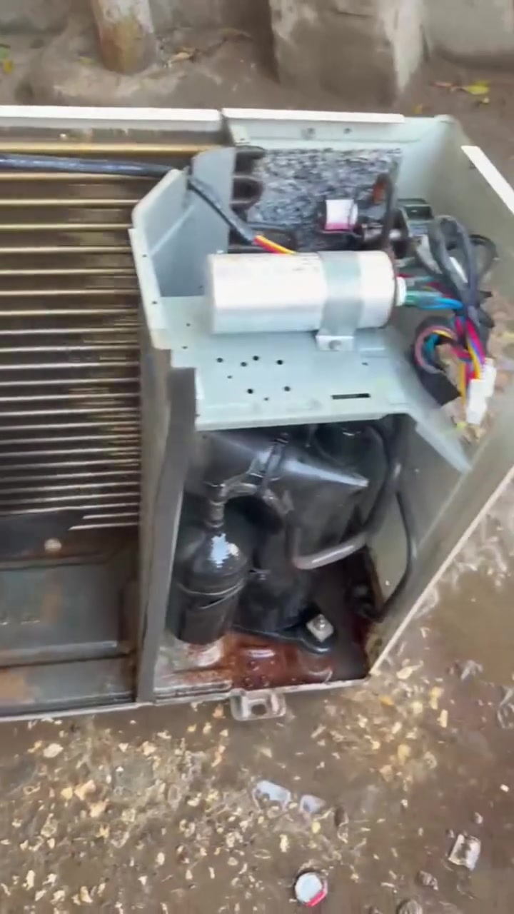#الوحدة_الخارجية_هي_قلب_التكييف، ومع #تراكم_الأتربة و #الأوساخ_بتقل_كفاءة_التبريد، و #يزيد_استهلاك_الكهرباء، و #بيحصل_ضغط_على_الكباس، وده ممكن #يقلل_من_عمر_الجهاز.

مع #شركة_الكمال_والرضا بنوفر #تنظيف_وصيانة_احترافية #للوحدة_الخارجية عشان #تكييفك_يشتغل_بأعلى_كفاءة 
#ويوفر_في_استهلاك_الكهرباء.

📞 #احجز_صيانة_تكييفك_الآن واستمتع بأداء #قوي_طوال_الصيف.
012 08201329 
#الكمال_والرضا_للتكييف_وفلاتر_المياه


**إذا كنت صاحب هذا الإعلان وتريد حذفه لأي سبب، رجاءا أرسل رسالة إلى الدعم الفني**