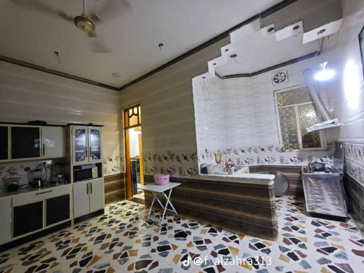 بسم الله توكلنا على الله
بيت للبيع مساحه 200 متر طابو صرف طابق واحد 
منطقه الصحفين قريب على الاربع سايدات مال الصحفيين 
بناء حديث سنه البناء 2023 طابوك وصب كونكريت
 الاستقبال 4×7
غرفتين 5×4
مطبخ 6×5 حار وبارد
صاله كبيره
صحيات داخليه 
مناور 
كراج سياره 
 يحتوي ع صالون نسائي
 الاستفسار 
***********
***********
