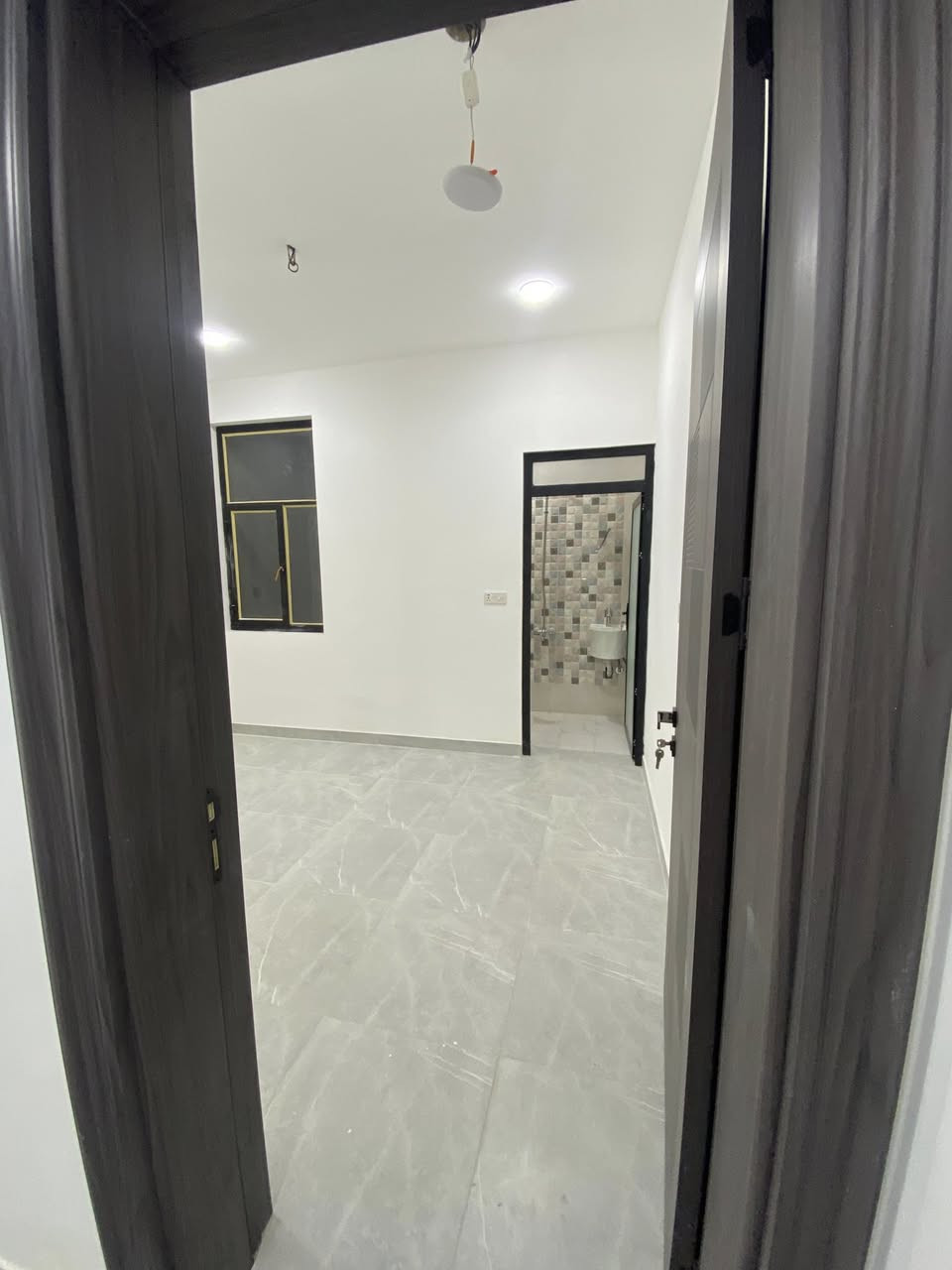 دار زراعي حي تونس الجمعية
شارع مقرنص
مساحة 44 متر 
طابق 1 صالة مطبخ مفتوح خدمات
طابق 2 غرفتين نوم حمام 
ط3 غرفه بيتونه سطح
بيت جديد زيرو بناء بناء فول

اي ستفسار *********** واتساب
