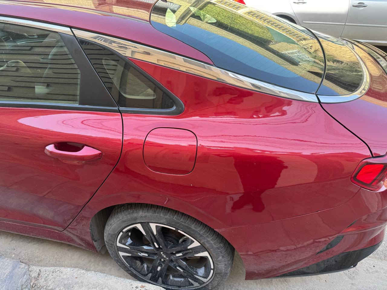 🚗 للبيع: KIA K5 GT LINE موديل 2024 - بحالة الزيرو 🚗
لأصحاب الذوق والتميز، متوفرة الآن كيا K5 فئة GT Line الرياضية، سيارة توب بالنظافة والمواصفات، وجاهزة للاستخدام.
🔹 المواصفات الفنية:
• المحرك: 1600cc Turbo (اقتصادي وقوي جداً).
• ناقل الحركة: 8 سرعات.
• الممشى: 8 آلاف ميل فقط (باعتبارها زيرو).
• الوارد: أمريكي.
🔹 المواصفات الخارجية والجمالية:
• اللون: أحمر ملكي مميز.
• الداخلية: جلد أسود بتصميم رياضي.
• الشكل: ستيرن رياضي (D-Cut)، ويل الحجم الكبير، ومرايات جانبية سوداء (Black Edition).
• العزل: دبل جام (عازل للضوضاء والحرارة) لراحة تامة أثناء القيادة.
🔹 الأنظمة والتقنيات:
• أنظمة الأمان: رادار أمامي، نظام تحديد مسار، نظام النقطة العمياء.
• التكنولوجيا: شاشة كبيرة تدعم Apple CarPlay و Android Auto، شاحن لاسلكي (Wireless Charger).
• الراحة: تشغيل عن بعد، بصمة أبواب، فتح الصندوق الذكي، تبريد قطعتين (منفصل)، كشن سائق كهرباء مع تدفئة بالكشنات الأمامية.
🔹 حالة السيارة:
• السيارة نظيفة جداً (أشبه بالجديدة).
• الضرر: صبغ في الجاملغ والباب الخلفي الأيسر فقط (بدون أي لغد أو حادث داخلي).
• الايرباكات: سليمة 100% (بدون ايرباك).
• الرقم: بغداد (التحويل ثاني يوم مباشرةً).
💰 السعر: 18,500$ (شدة و 85 ورقة) - 
📍 الموقع: بغداد - الدورة / حي الكفاءات.
📞 للتواصل والاستفسار: ***********
السيارة حيل مرتبة وتستاهل، والي يدور نظافة ومواصفات GT Line الحقيقية لا تضيع من أيده.
