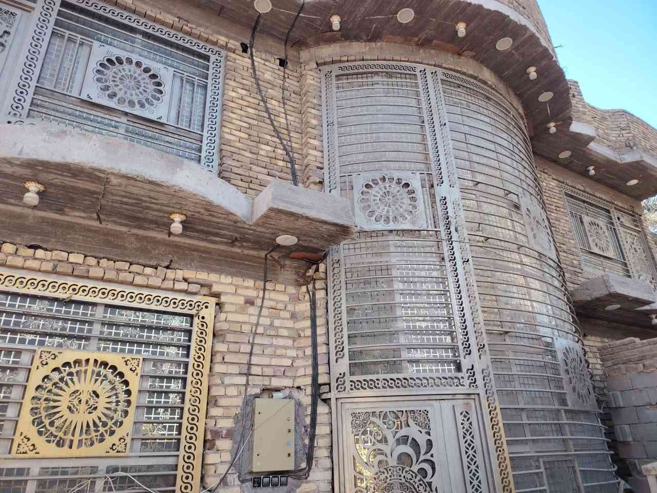 السلام عليكم 
ارض  800متر. 
معه بيت يتكون. من 6غرف وصاله 13متر  وستقبال خارجي صحيات داخل وخارج. بناء طابوك حديدث بناء شباك دبل فاليون 
تبليط بل باب. مدارس. كهرباء طوارئ  ماتنطفي ابد  موقع  قرب عمود720طريق نجف  بكريط.  شراي يتصل ويعرف باقي تفاصيل اني مكلف بل نشر
‭0786 971 6160
