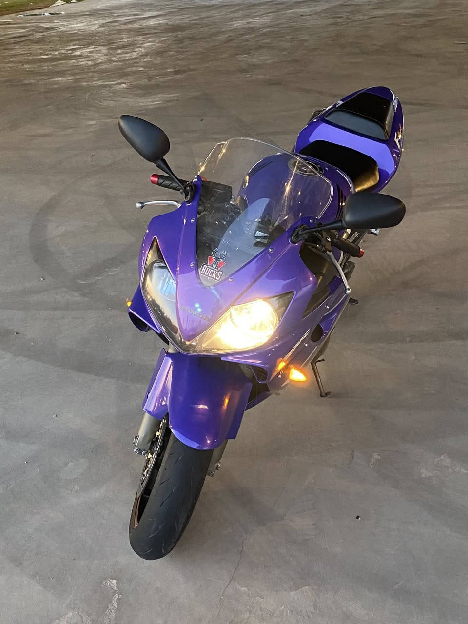 Honda f4i 600
هوندا افوراي دراجه رقم بلاديه ونظيفه ع وضع الشركه اي نقص مابيها لون مميز (بنفسجي)دهن مي راديتر كله شركه motul صالنصه كاربون فايبر اي نقص مابيها كله ع وضع لبلاد رقم باسمي تحويل مباشر   مكاني بغداد  منطقه الإسكان 
السعر 40 بي مجال بسيط ***********
