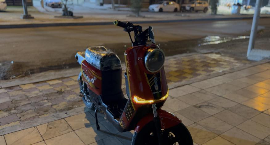 دراجه نضيفة
5 بطاريات كبار 
لون احمر 
بيها نقص كشن خلفي فقط
الدراجه محافظ عليها 
مصار شهرين من ماخذها 
نظام R و نظام P 
سماعات. بلوتوث 
هورن باخره 
مكاني بغداد الدورة شارع الشرطه 
السعر 450 
تمشي مسافه40كيلومتر بالشحنه الواحده
رقم ***********
