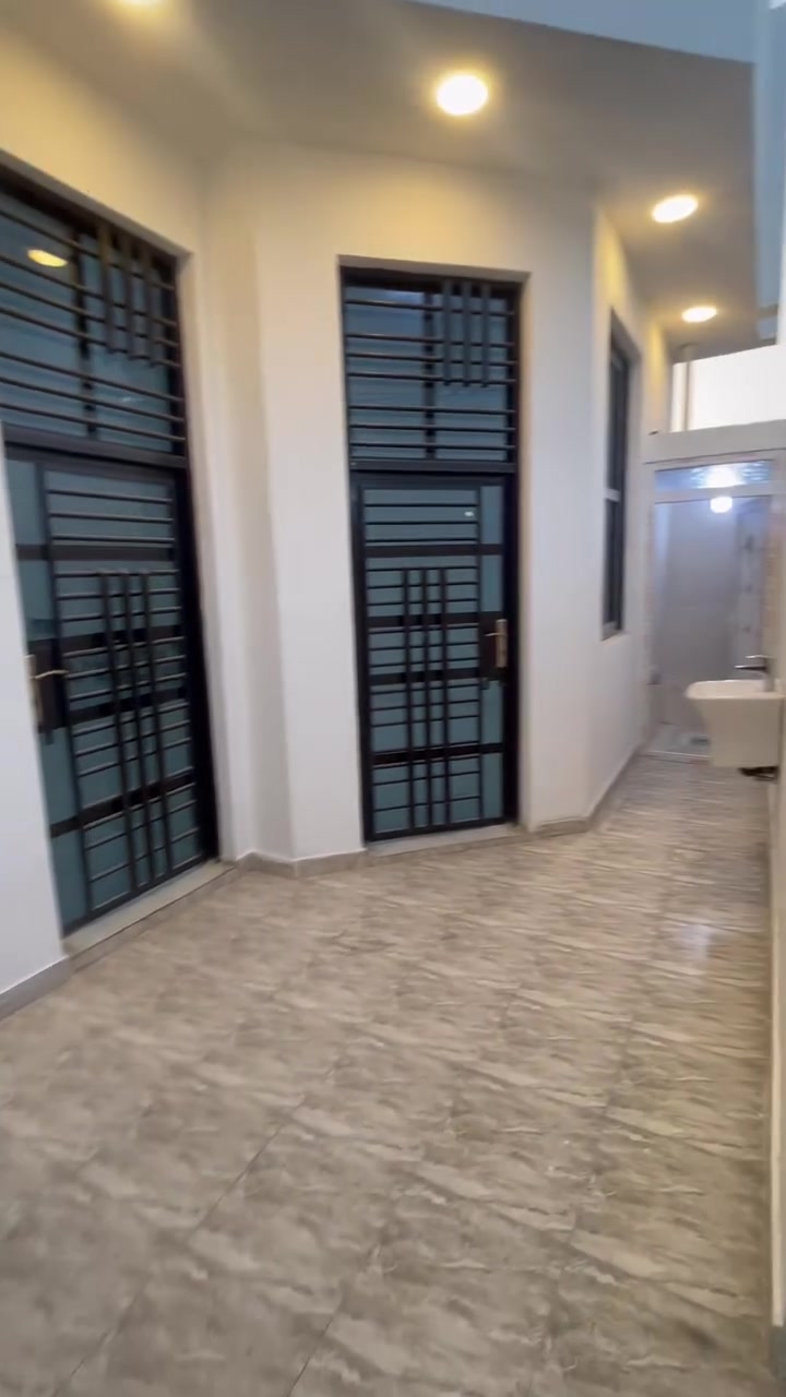 🔥بيت للبيع بناء حديث ممسكون 🔥
🔹المساحه 136م الواجهه 8م 🔹
🔹يحتوي على غرفه ومطبخ واستقبال كبير وصاله ومناور عدد2
🔹ومجموعه صحيه داخليه وخارجيه
🔹وتوفر في المجمع كافه الخدمات ماء كهرباء تبليط أناره ليليه 🔹ومولده شارع ايضا 
♦️العنوان طريق الحمزه خلف المعسكر مقابل مجمع السلام
♦️بسعر مناسب جدا 
♦️للاستفسار ***********
🔥بسعر 65مليون فقط 🔥
