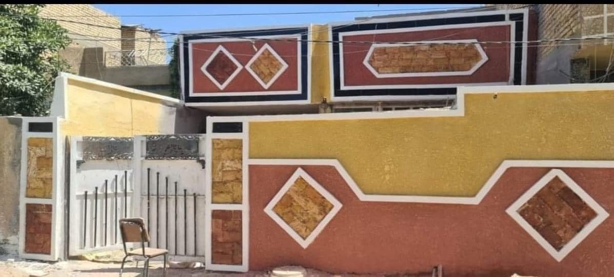 السلام عليكم اعاده نشر بيت للبيع او مراوس
امراوس بيت طابقين ونطي فرق 

المساحه (160م )
تفاصيل البيت🏠:
غرف نوم 2 + استقبال +صاله 2 + مطبخ +حمام عدد 2+ترك وره البيت+حديقه خارجيه + طرمه جبيره +سطح جبير+مخزن فوك البيت تم ترميمه قبل فتره قصيره واجهيه وكاشي وسيراميك جديد/ استقبال ديكور حديث تفاصيل البيت من الداخل موجوده راسلني وخادمك
موقعه📌:
الضباط وره مطعم الامير وره جامع البديع قريب على الشارع العام يعني الفرع وجه على الشارع العام يم ملعب محمد نامس لي صاير على الشارع العام وقريب على مدخل التكسيات والجسر ومطعم الامير +وجود مدارس قريبه جدا ابتدائيه ومتوسطه . وكذلك الشارع الي بين جسر الحسينيه والسيطره الثالثه جاي يتم التبليط موقع البيت كلش ممتاز
السعر في الخاص او لاتصال على الرقم رجاءً 
***********/كرار المحمداوي
وتساب
مع تحياتي لجميع
