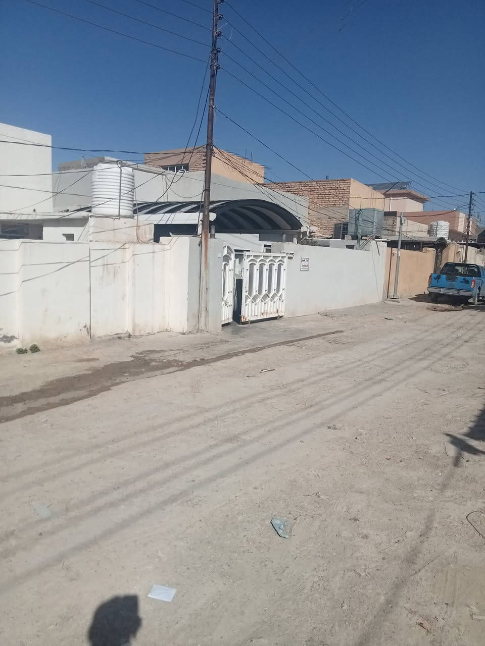 فرصة للاستثمار دار للبيع في حي الخضراء مساحة 240 الواجهة 12 النزال 20 بنص السوك عن الشارع العام 40 متر تقريبا مقابل قاعة اتهام للمناسبات قرب محلات الجملة والبقالة موقع ممتاز للاتصال 
***********
