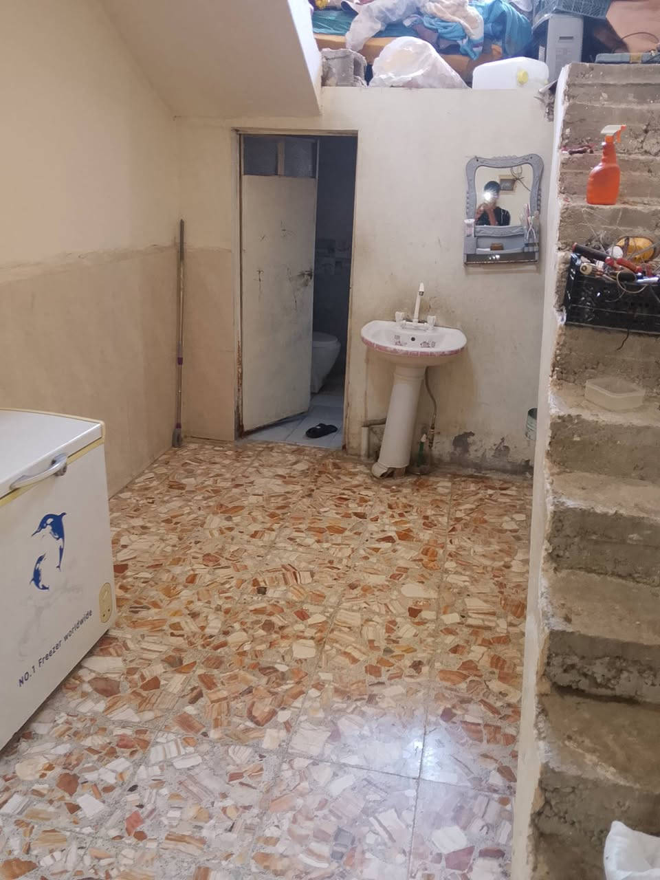 السلام عليكم بيت للبيع او مراوس في منطقه الدوام شارع الشبكه مساحه ،250
ركن ملاحضا البيت ناصي عن الشارع 
للاستفسار الاتصال على الرقم التالي 
***********
