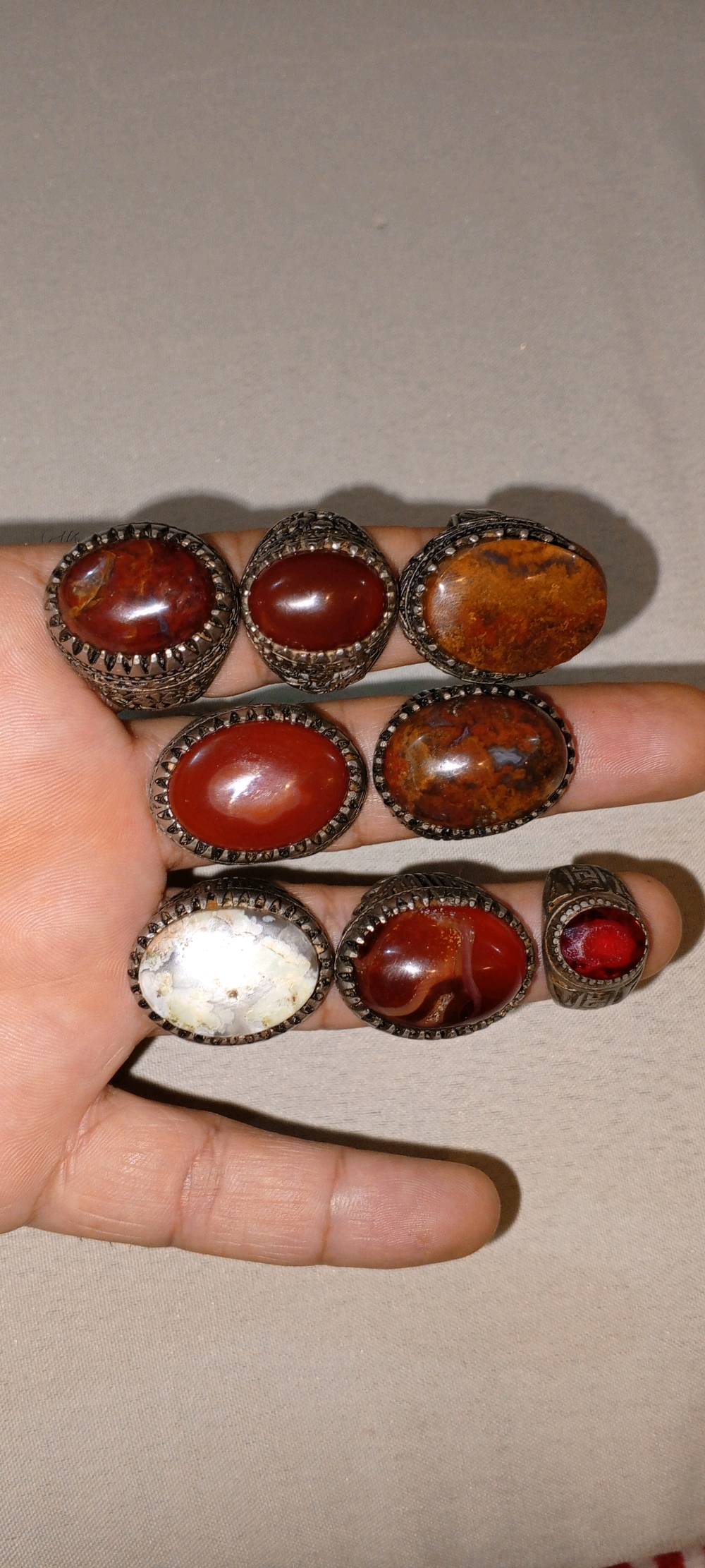 سلام عليكم ورحمه الله وبركاته البيع خواتم فضه نازله سعر الخاتمين الف 15 وحجار كريمه. وسوار فضه وكلايد عباس اباد وكلايد حجز روحاني  فرج ضبعه قديم محبه وطاعه وعقد لسان يشتغل كلمن وسعره خاص او اتصل بصاحب المال من رخصه الادمن المحترم وافق ربي يرزقك انشالله ***********