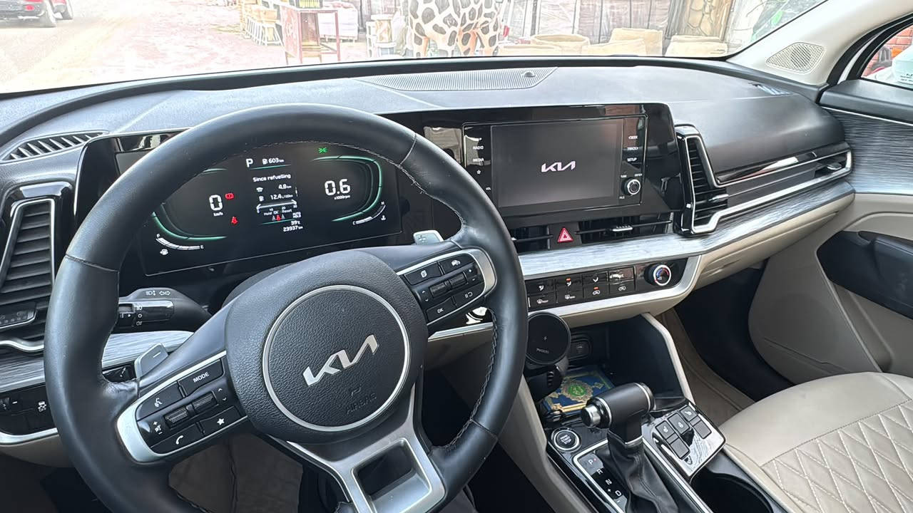 Kia sportage ex 2023 خليجي
كيا سبورتاج EX مـوديل 2023 (خليجي) للبيع
بابل / الحلة 

 *سنة الصنع: 2023
 *المواصفات: خليجية
 *الحالة: كلين تايتل، بدون حادث، بدون صيانة (سيارة نظيفة جداً)
 *المسافة المقطوعة: ما بين 23 الى 24 ألف كم
 *المحرك:  2.0 لتر، 4 سلندر
 ناقل الحركة: وتوماتيك
 *نظام الدفع: AWD (دفع رباعي مستمر)
 * نوع الوقود: بنزين
 * اللون: أبيض 
 * اللوحة: بابل، خصوصي (تحويل ثاني يوم )

 المواصفات والميزات:
 المقاعد والداخلية: كشنات بيجي (قماش)، تدفئة كشنات، تدفئة ستيرن ، مقاعد امامية كهربائية، تبريد خلفي ، عدد المقاعد 5.
 شاشة لمس تدعم Apple CarPlay لاسلكياً ، نظام التحكم الصوتي، شاحن لاسلكي.
 الأنظمة المساعدة والقيادة:  تشغيل عن بعد، بصمة، مثبت سرعة، وضع القيادة، التحكم على المنحدرات، تعليق تلقائي، فرامل الوقوف الإلكترونية auto hold ، نظام ABS.
  الحساسات والكاميرات:  كاميرا خلفية، حساسات أمامية وخلفية، حساسات ضغط الإطارات .
 الإضاءة والخارجية:** لايت زينون (مصابيح زينون أمامية)، المصابيح الأمامية LED، كشافات ضباب، إشارة بالمرآة الجانبية، مرايا جانبية كهربائية.
قفل الأمان للأطفال.

السعر  215 وبيها مجال ان شاء الله 

  لمعلومات اكثر يرجى التواصل على الواتساب :
 ***********
