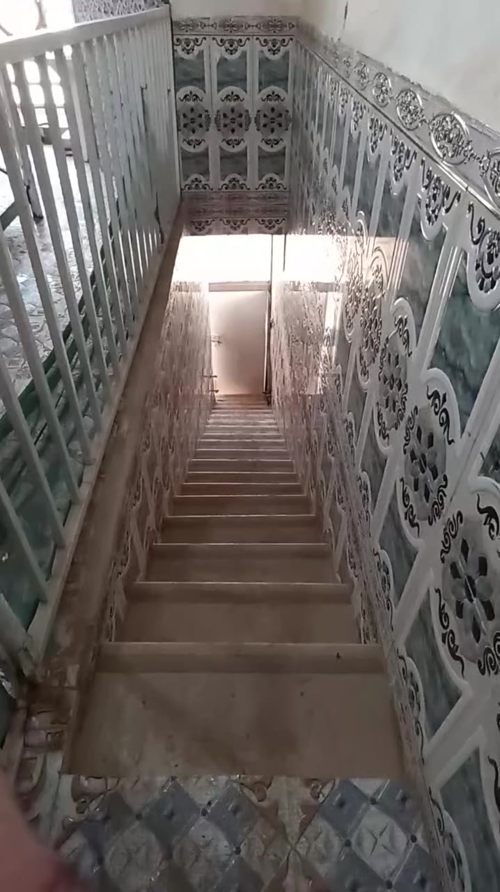 شقه للايجار طابقين
الشقه مو ارضيه وانما هيه طابق ثاني وبيها سطح وبيتونه كبيره
تحتوي على 3غرف 
اثنين كبار والثالثه صغيره
وصاله ومطبخ ومنور كبير 
بناء حديث ما مسكونه سابقا
حي الامين الثانيه 
الإيجار الشهري 250
‎0781 512 8883☎️
